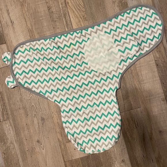 SwaddleMe Newborn Swaddle GUC - Picture 3 of 6